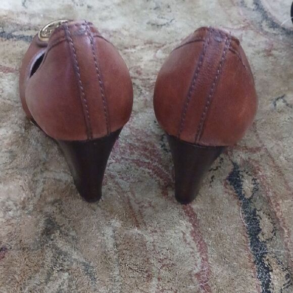 Tory Burch Brown Leather Heels with Iconic Medallion - Picture 4 of 6